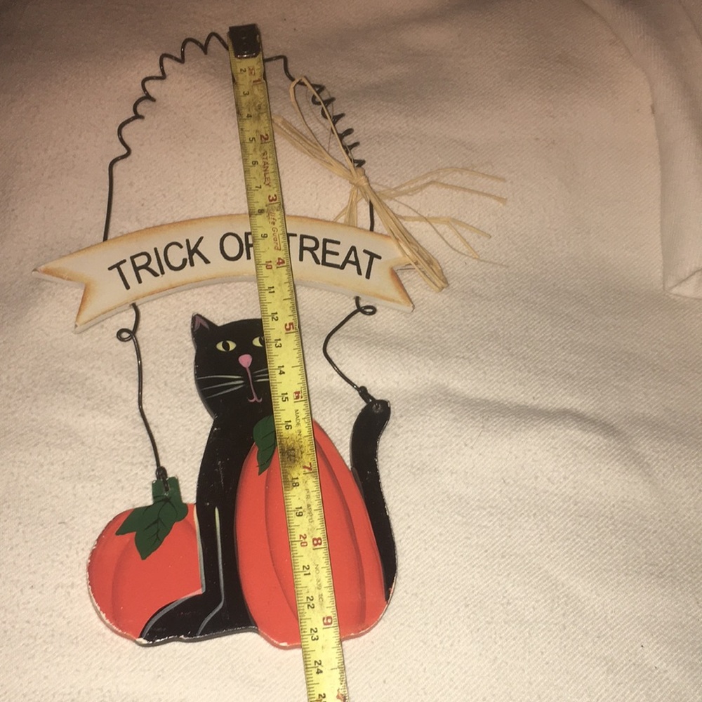 Vintage-Style Trick or Treat Hanging Wood Sign - Cat & Pumpkins Design - Picture 7 of 12